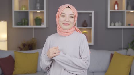Frau-Im-Hijab-Lächelt-In-Die-Kamera.